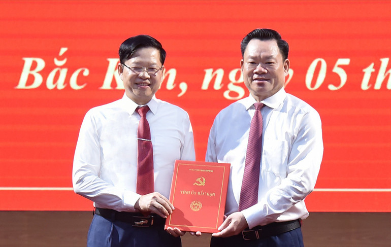 Đồng chí Hoàng Duy Chinh, Ủy viên Ban Chấp hành Trung ương Đảng, Bí thư Tỉnh ủy, Trưởng đoàn ĐBQH tỉnh trao Quyết định của Ban Bí thư cho đồng chí Đinh Quang Tuyên. nik-06602.jpg