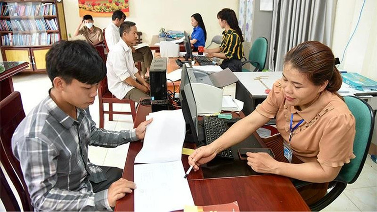 Cán bộ xã Kiên Mộc (huyện Đình Lập, tỉnh Lạng Sơn) hướng dẫn người dân làm các thủ tục hành chính. (Ảnh: KHÁNH AN) dsc-2629-6803.jpg