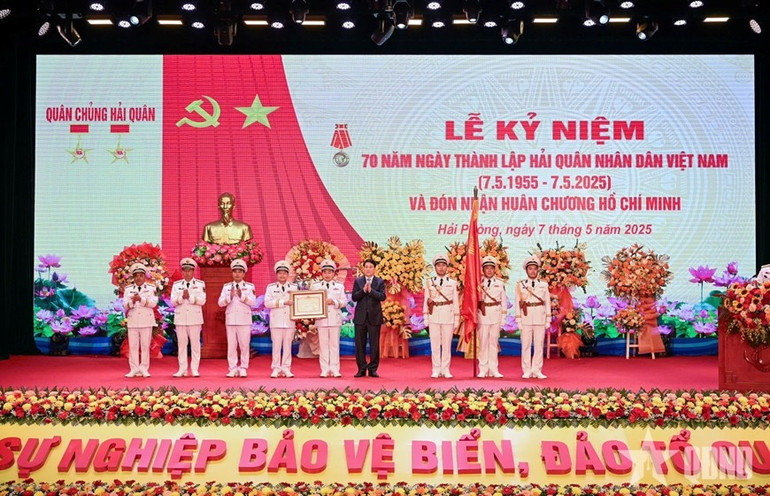 Chủ tịch nước Lương Cường trao Huân chương Hồ Chí Minh tặng Quân chủng Hải quân. 16.jpg