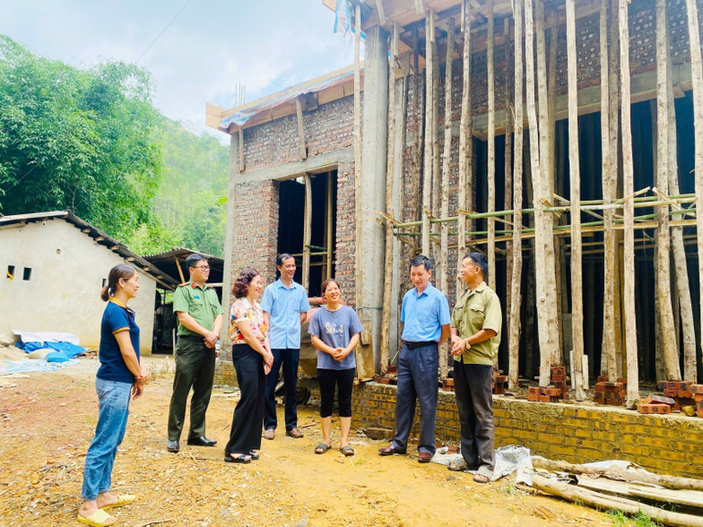 Ủy ban MTTQ Việt Nam tỉnh thăm một hộ gia đình đang xây nhà kiên cố tại xã Nghiên Loan, huyện Pác Nặm. 92.jpg