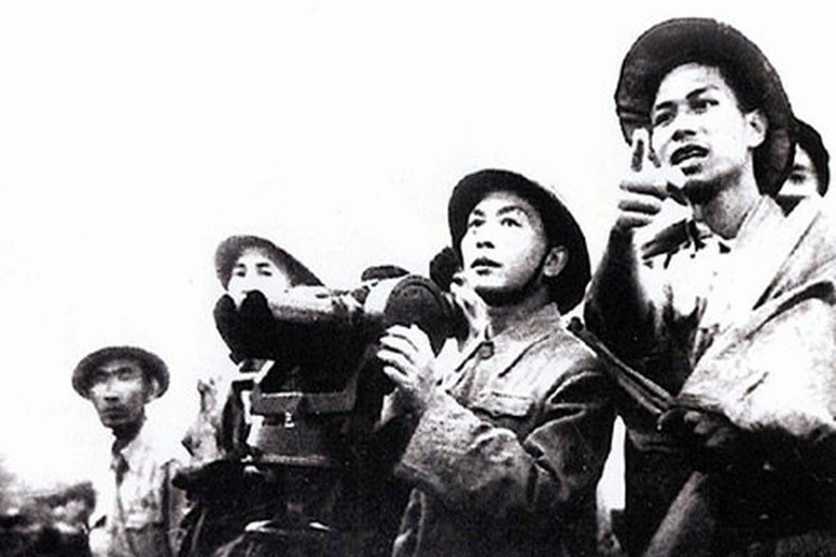 Đại tướng Võ Nguyên Giáp (thứ hai từ phải qua) theo dõi diễn biến Chiến dịch Điện Biên Phủ. (Ảnh tư liệu) 31.jpg