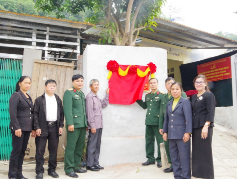 Bộ CHQS tỉnh Bắc Kạn phối hợp với thành phố Bắc Kạn tổ chức gắn biển công trình tu bổ, tôn tạo nơi thờ tự cụ Hoàng Văn Lường (tổ Nà Pài, phường Huyền Tụng) - một trong 34 chiến sĩ Đội Việt Nam tuyên truyền giải phóng quân. z6099962503504-e332bab56cbc609685ab9309310778b2.jpg