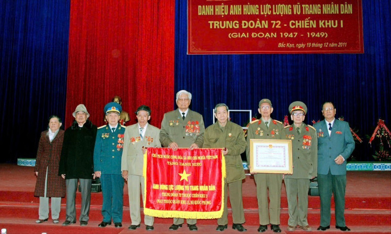 Lễ đón nhận danh hiệu Anh hùng lực lượng vũ trang nhân dân Trung đoàn 72 ngày 19/12/2011. - Ảnh: MẠNH TUẤN z6141056938510-5b34d5bdd9d06f6dee98daa31af6bb3a.jpg