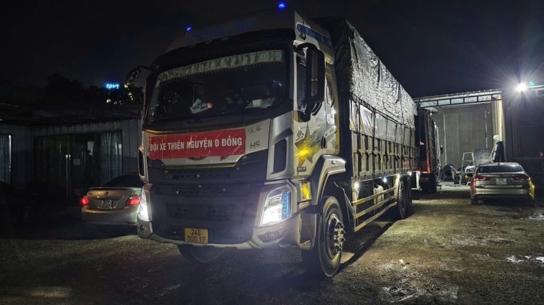 Nhiều đơn vị đưa cán bộ, công nhân và hàng hóa lên đường hỗ trợ các tỉnh phía Bắc khắc phục bão, lũ. Nhiều đơn vị đưa cán bộ, công nhân và hàng hóa lên đường hỗ trợ các tỉnh phía Bắc khắc phục bão, lũ.