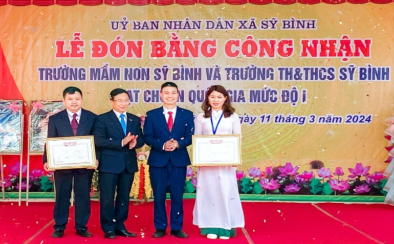 Ông Nguyễn Ngọc Sơn, Giám đốc Sở GD&ĐT (người đứng thứ 2 từ trái sang) trao Bằng công nhận đạt chuẩn quốc gia mức độ 1 cho Ban Giám hiệu Trường Mầm non Sỹ Bình. 1-4958-5642.jpg