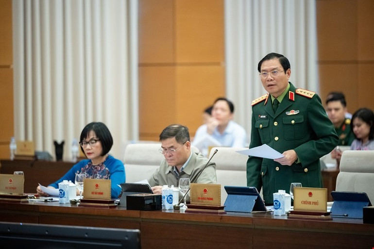 Thứ trưởng Bộ Quốc phòng Nguyễn Tân Cương trình bày Tờ trình của Chính phủ. Ảnh: Quốc hội 39.jpg