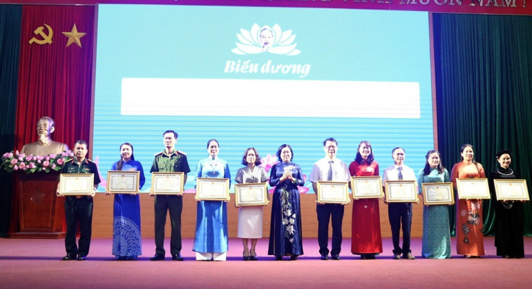 Cô giáo Lường Thị Nguyệt (thứ 3 từ phải sang) vinh dự được nhận Bằng khen về thành tích xuất sắc trong học tập và làm theo tư tưởng, đạo đức, phong cách Hồ Chí Minh giai đoạn 2016-2025. z6664423171766-c37257a8341a0da34038e1fb1802db26.jpg