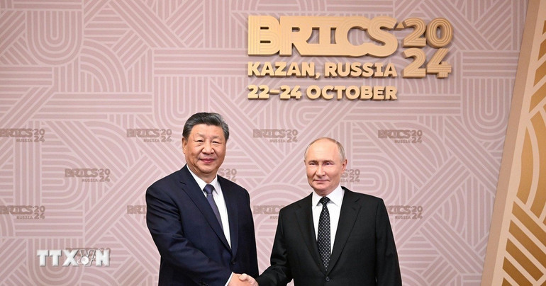 Tổng thống Nga Vladimir Putin (phải) hội đàm với Chủ tịch Trung Quốc Tập Cận Bình bên lề Hội nghị thượng đỉnh BRICS tại thành phố Kazan, ngày 22/10/2024. (Ảnh: THX/TTXVN) ttxvn-nga-trung-1835-121-9483.jpg