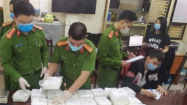 Lực lượng công an phối hợp các đơn vị kiểm đếm số lượng ma túy được thu giữ. (Ảnh: Bộ Công an) ma-tuy-316-7507-4454-6667.jpg
