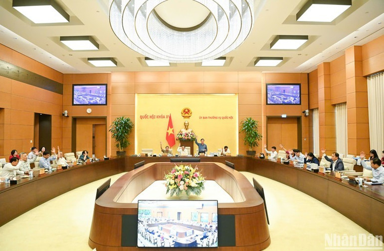Ủy ban Thường vụ Quốc hội biểu quyết thông qua toàn bộ 21 dự thảo Nghị quyết về việc sắp xếp đơn vị hành chính cấp huyện, cấp xã của 21 tỉnh, thành phố với tỷ lệ 100% tán thành. (Ảnh: DUY LINH) Ủy ban Thường vụ Quốc hội biểu quyết thông qua toàn bộ 21 dự thảo Nghị quyết về việc sắp xếp đơn vị hành chính cấp huyện, cấp xã của 21 tỉnh, thành phố với tỷ lệ 100% tán thành. (Ảnh: DUY LINH)