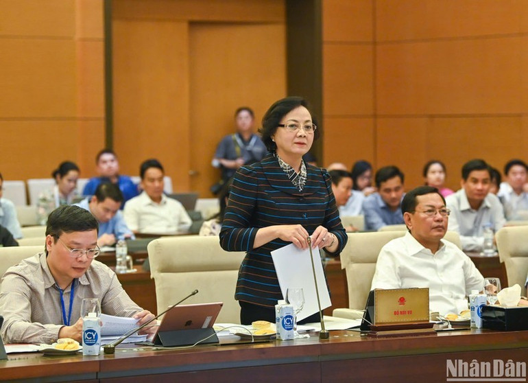 Bộ trưởng Nội vụ Phạm Thị Thanh Trà trình bày Tờ trình của Chính phủ về việc sắp xếp đơn vị hành chính cấp huyện, xã giai đoạn 2023-2025 của 21 tỉnh, thành phố. (Ảnh: DUY LINH) Bộ trưởng Nội vụ Phạm Thị Thanh Trà trình bày Tờ trình của Chính phủ về việc sắp xếp đơn vị hành chính cấp huyện, xã giai đoạn 2023-2025 của 21 tỉnh, thành phố. (Ảnh: DUY LINH)