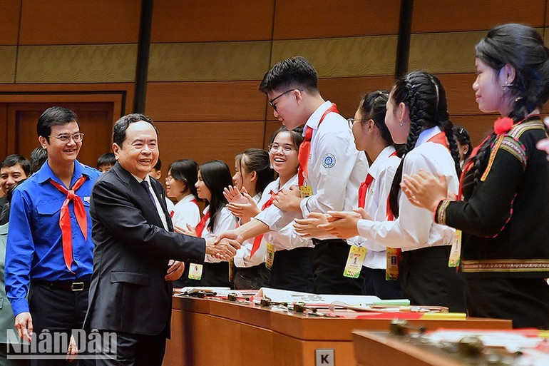 Đồng chí Trần Thanh Mẫn và các đại biểu tại hội trường. Đồng chí Trần Thanh Mẫn và các đại biểu tại hội trường.