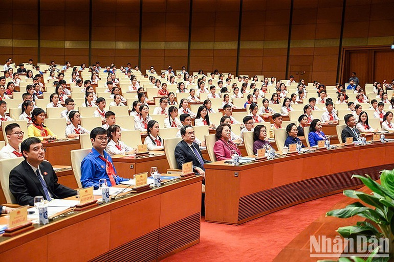 Các đồng chí lãnh đạo, nguyên lãnh đạo Đảng, Nhà nước, đại diện lãnh đạo các bộ, ban, ngành dự Phiên họp. Các đồng chí lãnh đạo, nguyên lãnh đạo Đảng, Nhà nước, đại diện lãnh đạo các bộ, ban, ngành dự Phiên họp.