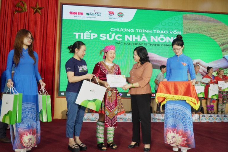 Đồng chí Phương Thị Thanh, Phó Bí thư Thường trực Tỉnh ủy, Chủ tịch HĐND tỉnh và đại diện Công ty Cổ phần GreenFeed Việt Nam trao vốn cho các hộ dân. DSC03965.JPG