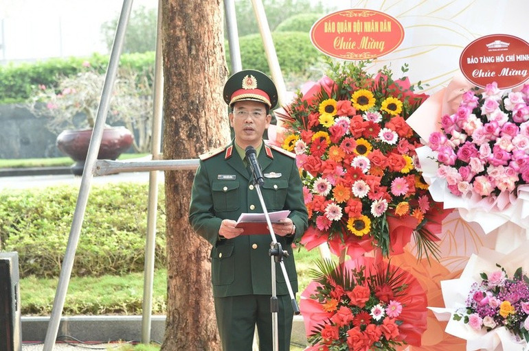 Thiếu tướng Đinh Quốc Hùng, Bí thư Đảng ủy Đoàn 969, Chính ủy Bộ Tư lệnh Bảo vệ Lăng Chủ tịch Hồ Chí Minh phát biểu khai mạc Triển lãm - Ảnh: VGP/Vũ Phong Thiếu tướng Đinh Quốc Hùng, Bí thư Đảng ủy Đoàn 969, Chính ủy Bộ Tư lệnh Bảo vệ Lăng Chủ tịch Hồ Chí Minh phát biểu khai mạc Triển lãm - Ảnh: VGP/Vũ Phong