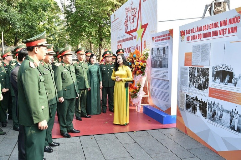 Các đại biểu tham quan Triển lãm - Ảnh: VGP/Vũ Phong Các đại biểu tham quan Triển lãm - Ảnh: VGP/Vũ Phong