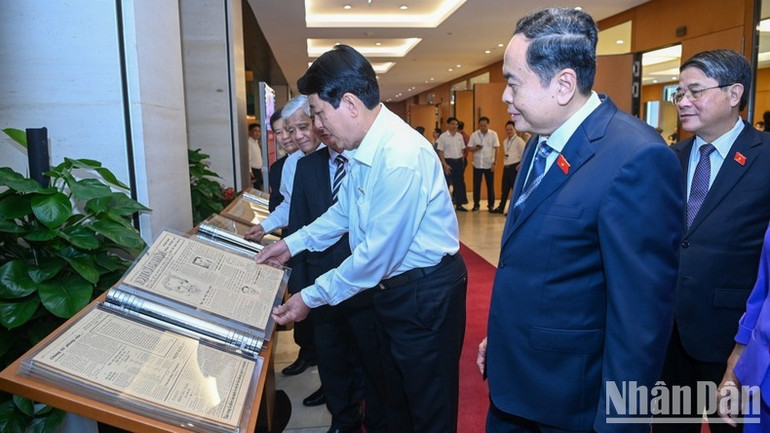 Chủ tịch nước Lương Cường xem trưng bày bộ sưu tập gốc 15 số của nhật báo Quốc hội. (Ảnh: DUY LINH) Chủ tịch nước Lương Cường xem trưng bày bộ sưu tập gốc 15 số của nhật báo Quốc hội. (Ảnh: DUY LINH)