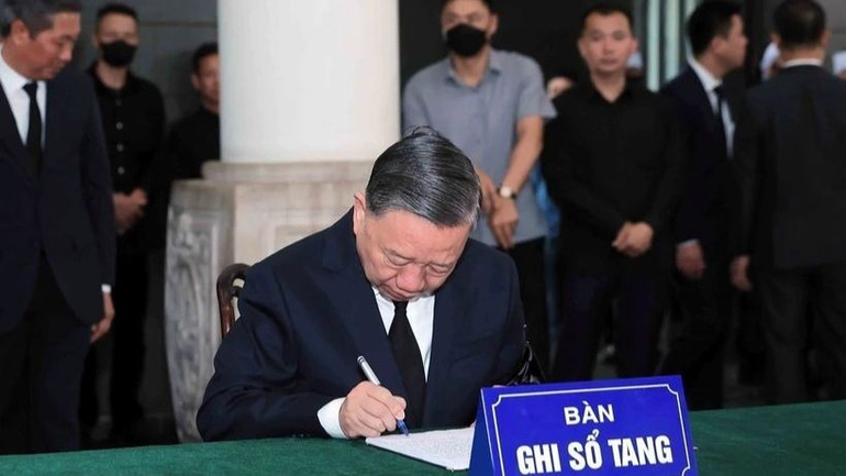 Tổng Bí thư Tô Lâm ghi sổ tang tại Lễ viếng nguyên Chủ tịch nước Trần Đức Lương. (Ảnh: TTXVN) ttxvn-le-quoc-tang-nguyen-chu-ti-1-7320-1352.jpg