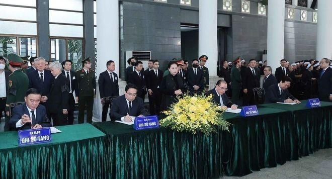 Các đồng chí lãnh đạo, nguyên lãnh đạo Đảng và Nhà nước ghi sổ tang. (Ảnh: TTXVN) Các đồng chí lãnh đạo, nguyên lãnh đạo Đảng và Nhà nước ghi sổ tang. (Ảnh: TTXVN)