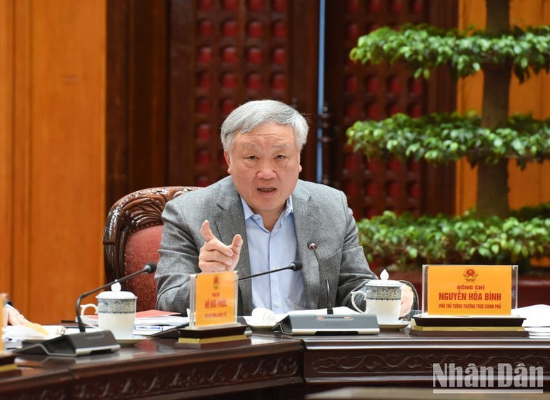 Phó Thủ tướng Thường trực Chính phủ Nguyễn Hòa Bình phát biểu ý kiến tại cuộc họp. (Ảnh: TRẦN HẢI) Phó Thủ tướng Thường trực Chính phủ Nguyễn Hòa Bình phát biểu ý kiến tại cuộc họp. (Ảnh: TRẦN HẢI)