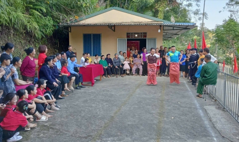 Hoạt động văn hóa cộng đồng giúp bà con thôn Nà Chang, xã Đồng Thắng, huyện Chợ Đồn thêm gắn bó, đoàn kết. Ảnh: MỘC LAN img-4866-2831.jpg