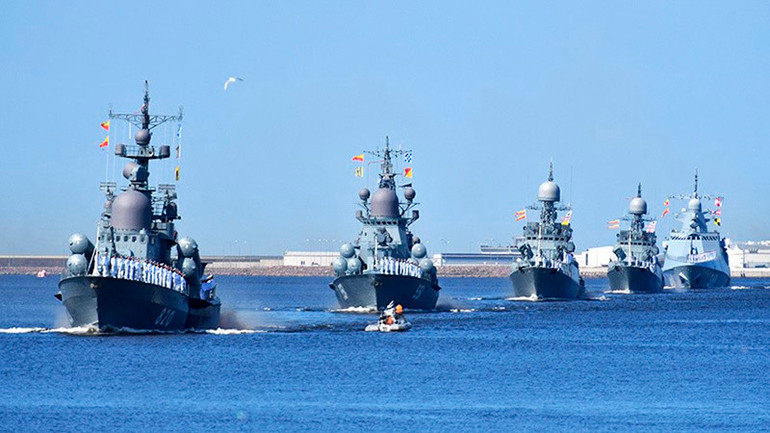 Các chiến hạm của Hải quân Nga biểu dương sức mạnh ở Kronstadt. (Ảnh: RIA Novosti) 5df0b2a102e8bd07532988f4-4-3733.jpg