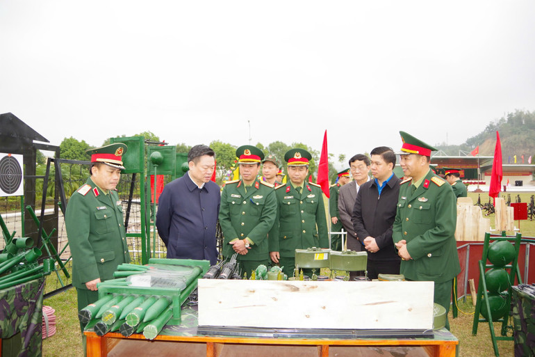 Đồng chí Hoàng Duy Chinh, Ủy viên Ban Chấp hành Trung ương Đảng, Bí thư Tỉnh ủy, Trưởng đoàn Đại biểu Quốc hội tỉnh Bắc Kạn, Bí thư Đảng ủy Quân sự tỉnh và Thiếu tướng Ngô Hồng Thái, Phó Chủ nhiệm Chính trị Quân khu tham quan trưng bày mô hình, học cụ huấn luyện của Bộ CHQS tỉnh tại lễ ra quân huấn luyện năm 2025. 803.jpg