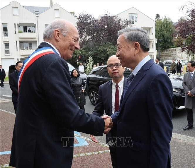 Thị trưởng thành phố Saint Adresse Hubert Dejean De La Batie đón Tổng Bí thư, Chủ tịch nước Tô Lâm. Ảnh: Trí Dũng – TTXVN Thị trưởng thành phố Saint Adresse Hubert Dejean De La Batie đón Tổng Bí thư, Chủ tịch nước Tô Lâm. Ảnh: Trí Dũng – TTXVN