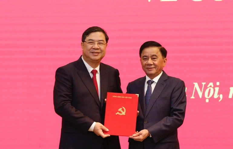 Đồng chí Trần Cẩm Tú, Ủy viên Bộ Chính trị, Thường trực Ban Bí thư, Chủ nhiệm Ủy ban Kiểm tra Trung ương trao Quyết định và tặng hoa chúc mừng đồng chí Phạm Gia Túc. Đồng chí Trần Cẩm Tú, Ủy viên Bộ Chính trị, Thường trực Ban Bí thư, Chủ nhiệm Ủy ban Kiểm tra Trung ương trao Quyết định và tặng hoa chúc mừng đồng chí Phạm Gia Túc.
