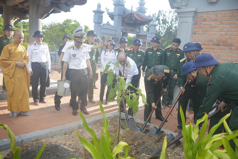 Đoàn công tác của Tổng cục Chính trị trồng cây bồ đề tại chùa Trường Sa Đông. 011.jpg