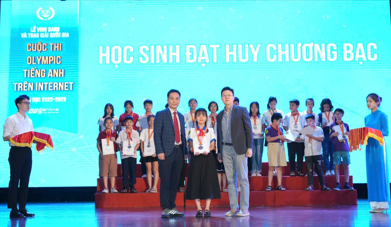 Em Trần Khánh Vy nhận Huy chương Bạc quốc gia Cuộc thi Olympic tiếng Anh trên Internet năm học 2022 - 2023. vy.jpg