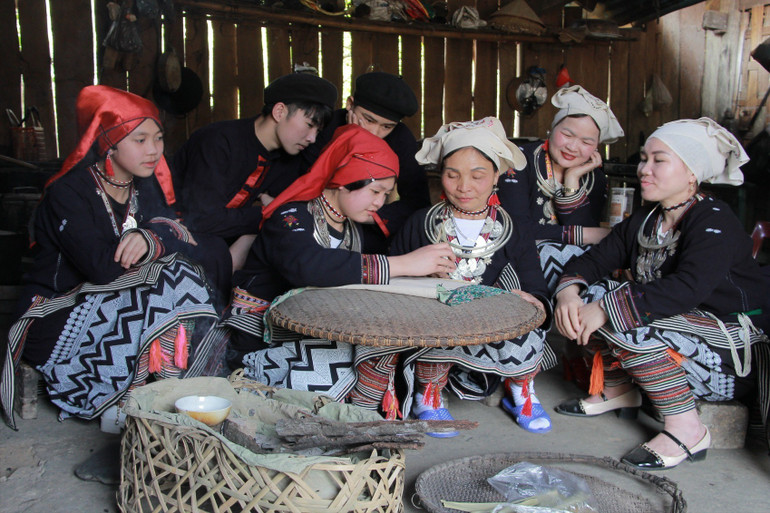 Các bạn trẻ đang được bà Kim (thứ 3 từ phải qua) dạy cách in sáp ong. img-6443.jpg