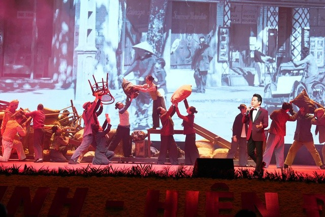 Chương II có chủ đề "Khúc tráng ca" tái hiện sinh động khí phách, sự kiên cường của quân và dân Hà Nội trong cuộc kháng chiến chống Mỹ cứu nước - Ảnh: VGP/Gia Huy Chương II có chủ đề "Khúc tráng ca" tái hiện sinh động khí phách, sự kiên cường của quân và dân Hà Nội trong cuộc kháng chiến chống Mỹ cứu nước - Ảnh: VGP/Gia Huy