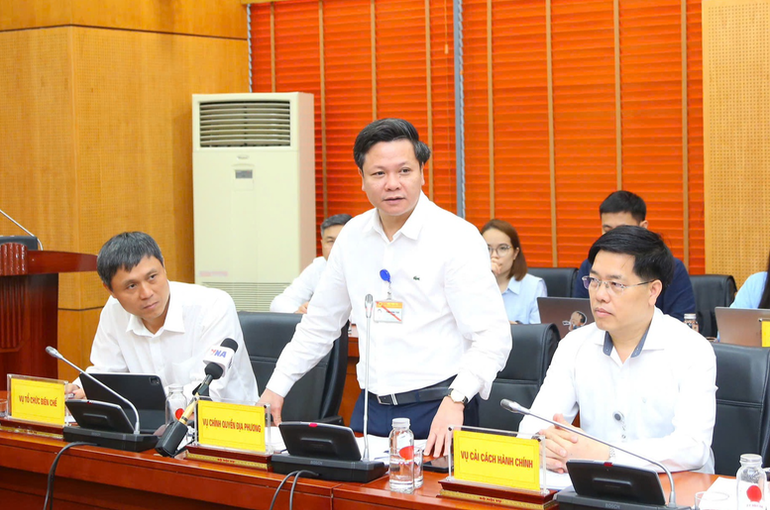 Ông Phan Trung Tuấn, Vụ trưởng Vụ Chính quyền địa phương (Bộ Nội vụ) thông tin tại họp báo Ông Phan Trung Tuấn, Vụ trưởng Vụ Chính quyền địa phương (Bộ Nội vụ) thông tin tại họp báo
