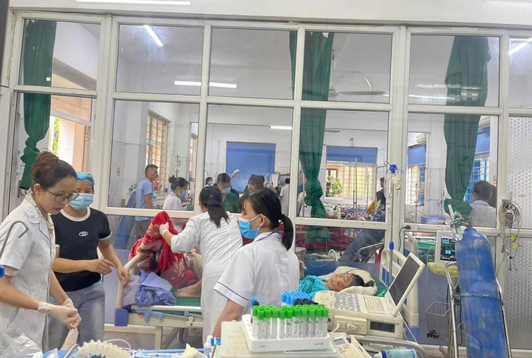Các nạn nhân bị thương do trận lũ quét, sạt lở đang được cấp cứu tại bệnh viện Đa khoa huyện Bảo Yên. (Ảnh: Hà Dũng) Các nạn nhân bị thương do trận lũ quét, sạt lở đang được cấp cứu tại bệnh viện Đa khoa huyện Bảo Yên. (Ảnh: Hà Dũng)