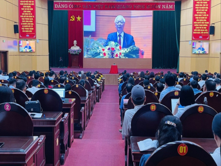 Sáng 09/7, Bộ Chính trị, Ban Bí thư Trung ương Đảng tổ chức Hội nghị quán triệt và triển khai thực hiện Quy định số 144-QĐ/TW về chuẩn mực đạo đức cách mạng của cán bộ, đảng viên trong giai đoạn mới. Trong ảnh: Quang cảnh hội nghị tại điểm cầu Hội trường tỉnh Bắc Kạn. anh-144-8875.jpg