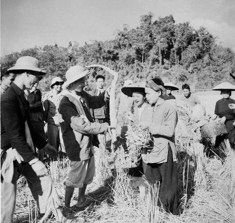 Bác Hồ nhận củ sắn là quà tặng của nông dân huyện Chợ Đồn năm 1951. Ảnh: Tư liệu 951.jpg