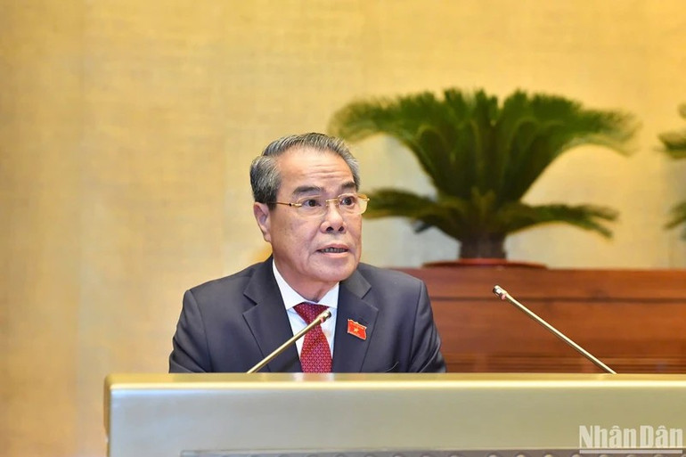 Sáng 21/10, tại Kỳ họp thứ 8, Quốc hội khóa XV, Trưởng ban Dân nguyện Dương Thanh Bình trình bày báo cáo của Ủy ban Thường vụ Quốc hội về kết quả giám sát việc giải quyết, trả lời kiến nghị của cử tri gửi đến Kỳ họp thứ 7 , Quốc hội khóa XV. (Ảnh: ĐĂNG KHOA) 67-1028.jpg
