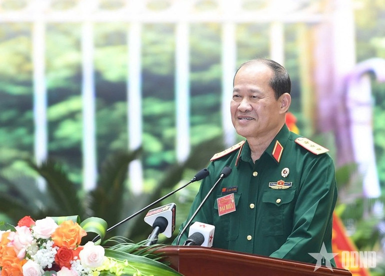 Thượng tướng Bế Xuân Trường, Chủ tịch Hội Cựu chiến binh Việt Nam phát biểu tại buổi gặp mặt. f99.jpg