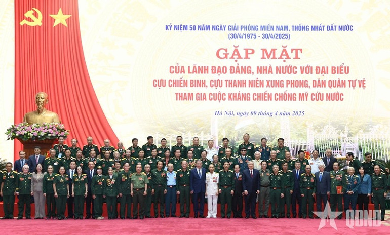 Tổng Bí thư Tô Lâm với các đại biểu cựu chiến binh, cựu thanh niên xung phong, dân quân tự vệ. 124.jpg