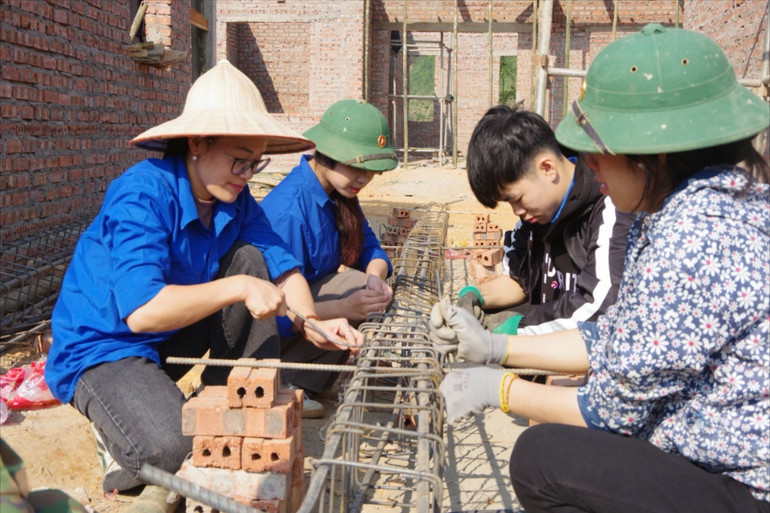 Đoàn viên thanh niên huyện Chợ Đồn tham gia làm nhà tái định cư cho người dân Tà Han. z6091458095758-66d6a0f4c37d8dda64f2dd42070481c4.jpg