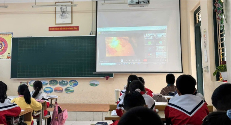 Học sinh thích thú khi được nêu những hiểu biết của mình về một số công trình kiến trúc tiêu biểu dưới Triều Lý. z6091802315036-ec9b635f19609819c5b8de24aaa01962.jpg