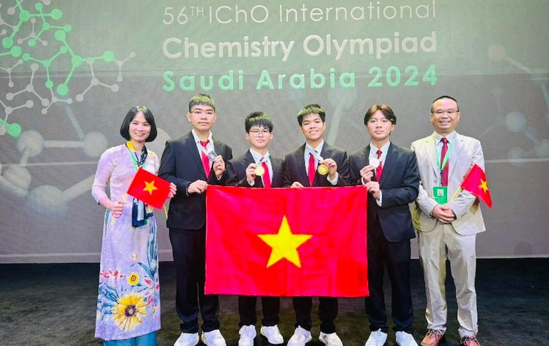 Đội tuyển quốc gia Việt Nam tham dự ICHO năm 2024: (Từ trái sang phải ảnh) PGS.TS Nguyễn Thị Thu Hà (Trưởng đoàn), Đỗ Phú Quốc, Giáp Vũ Sơn Hà, Nguyễn Hữu Tiến Hưng, Trần Đăng Khôi, TS Phạm Văn Phong (Phó đoàn) doi-tuyen-quoc-gia-viet-nam-tham-du-olymipc-hoa-hoc-quoc-te-2024-6524-4891.jpg