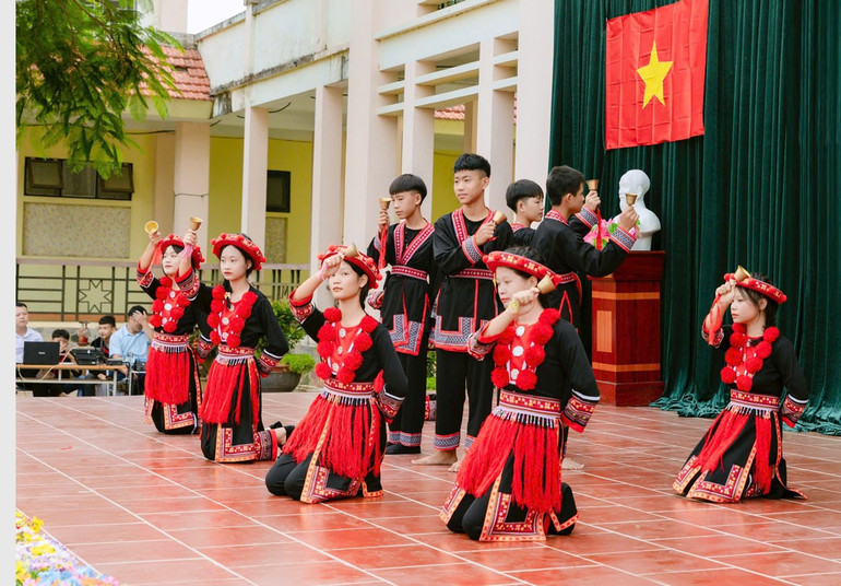 Học sinh người dân tộc Dao Đỏ biểu diễn điệu múa của dân tộc mình. 8606.jpg