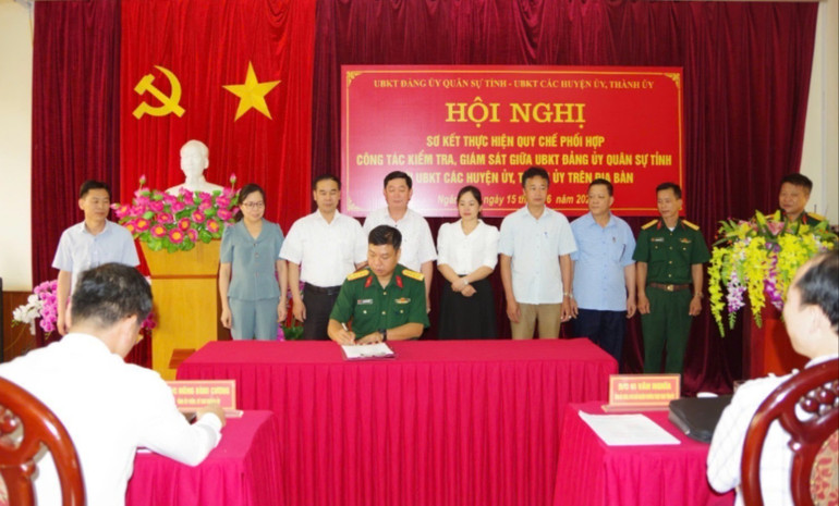 Đại tá Hứa Chiến Thắng, Phó Chính ủy Bộ CHQS tỉnh, Chủ nhiệm Ủy ban Kiểm tra Đảng ủy Quân sự tỉnh ký kết Quy chế phối hợp công tác kiểm tra, giám sát giữa Ủy ban Kiểm tra Đảng ủy Quân sự tỉnh với Ủy ban Kiểm tra các huyện, thành ủy trên địa bàn. hct-5790-8193-1400.jpg