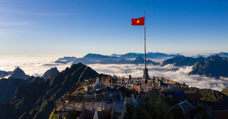 Mùa săn mây ở Fansipan thu hút đông đảo những người yêu du ngoạn từ khắp nơi trên thế giới. thiet-ke-chua-co-ten-61-2270-7362.png