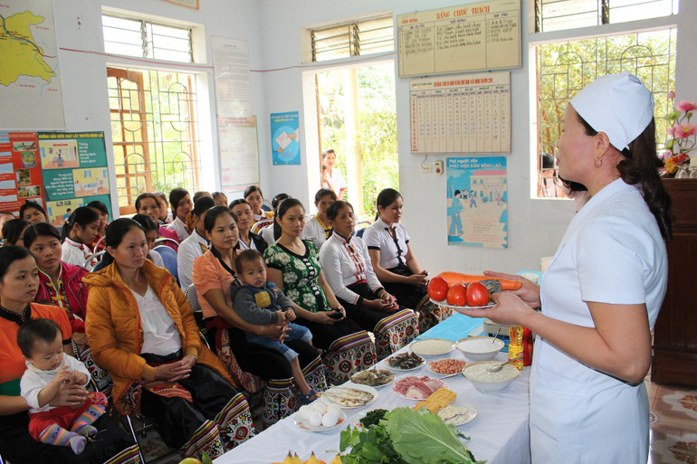 Nhân viên y tế tư vấn dinh dưỡng cho bà con tại trạm y tế xã Châu Thắng - Huyện Quỳ Châu, tỉnh Nghệ An. Nhân viên y tế tư vấn dinh dưỡng cho bà con tại trạm y tế xã Châu Thắng - Huyện Quỳ Châu, tỉnh Nghệ An.