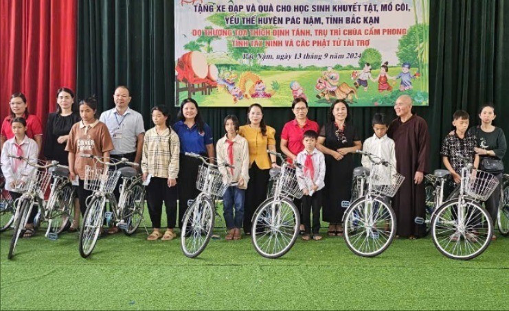 Hội Bảo trợ người khuyết tật và Bảo vệ quyền trẻ em tỉnh phối hợp trao tặng xe đạp và quà cho học sinh khuyết tật, mồ côi tại huyện Pác Nặm. 96-7718.jpg
