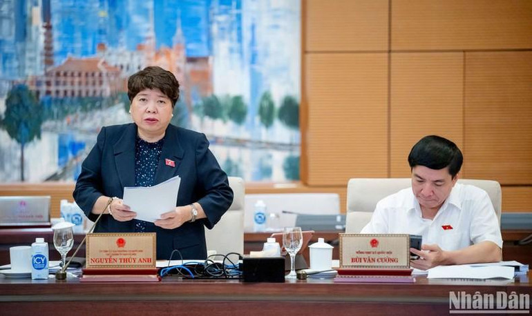 Chủ nhiệm Ủy ban Xã hội Nguyễn Thúy Anh báo cáo một số vấn đề lớn trong tiếp thu, giải trình và chỉnh lý dự thảo Luật. (Ảnh: DUY LINH) Chủ nhiệm Ủy ban Xã hội Nguyễn Thúy Anh báo cáo một số vấn đề lớn trong tiếp thu, giải trình và chỉnh lý dự thảo Luật. (Ảnh: DUY LINH)