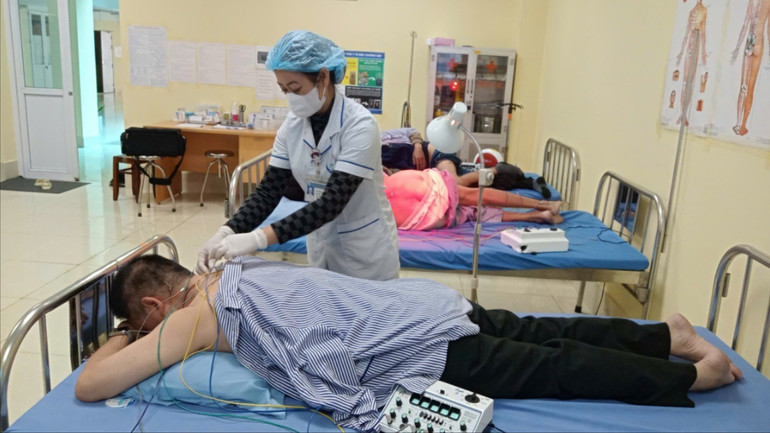 Người dân chăm sóc sức khỏe tại Bệnh viện Đa khoa tỉnh. Ảnh: Lý Dũng z6076105767095-c1e6ecc3a73ed6cd6a63bd8aed592f62.jpg